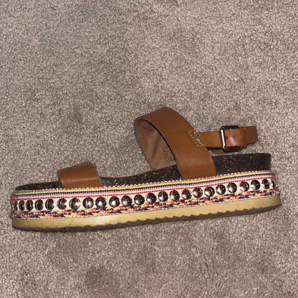 Bamboo size 7 1/2 platform sandals with fun design